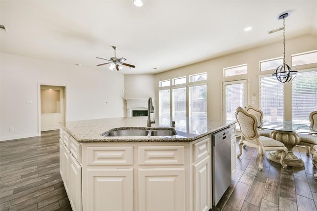 2919 Silhouette Bay Drive, Pearland, TX 77584