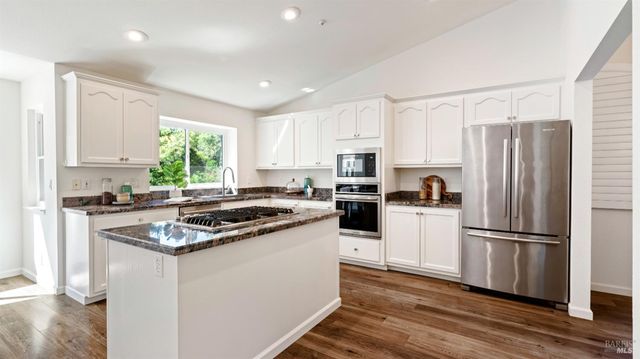 219 Burgundy Rd, Healdsburg, CA 95448