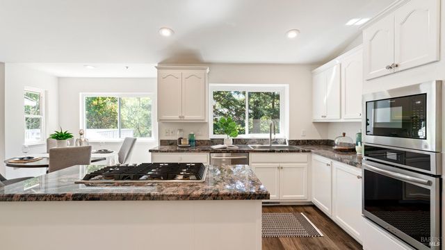 219 Burgundy Rd, Healdsburg, CA 95448