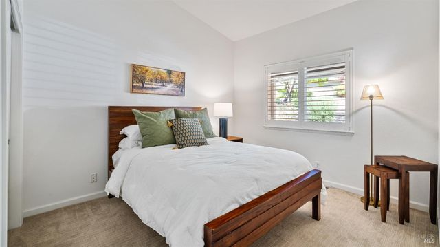 219 Burgundy Rd, Healdsburg, CA 95448