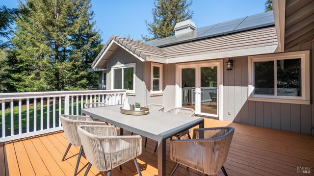 219 Burgundy Rd, Healdsburg, CA 95448