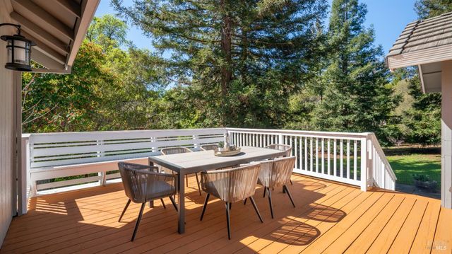 219 Burgundy Rd, Healdsburg, CA 95448