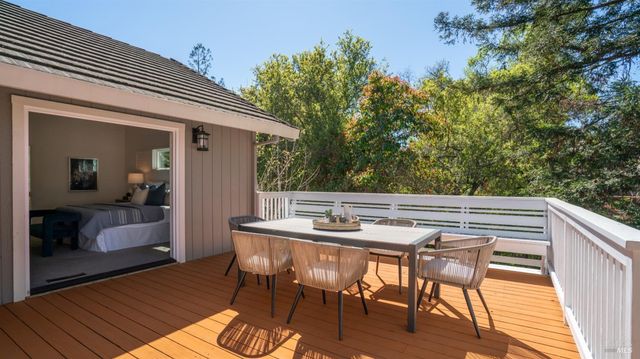 219 Burgundy Rd, Healdsburg, CA 95448