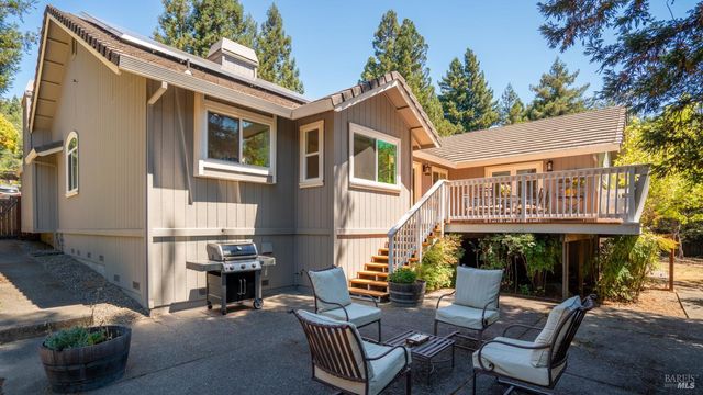 219 Burgundy Rd, Healdsburg, CA 95448