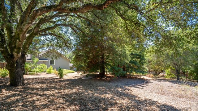 219 Burgundy Rd, Healdsburg, CA 95448