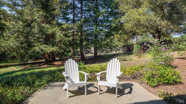 219 Burgundy Rd, Healdsburg, CA 95448