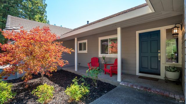 219 Burgundy Rd, Healdsburg, CA 95448