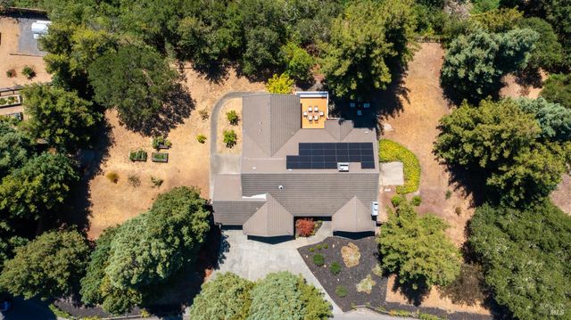 219 Burgundy Rd, Healdsburg, CA 95448