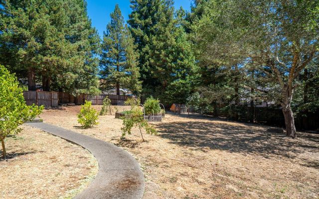 219 Burgundy Rd, Healdsburg, CA 95448