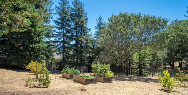 219 Burgundy Rd, Healdsburg, CA 95448