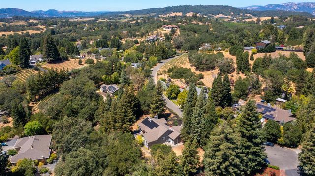 219 Burgundy Rd, Healdsburg, CA 95448