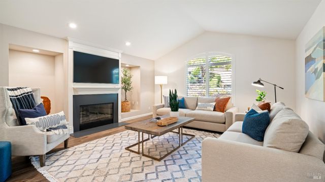 219 Burgundy Rd, Healdsburg, CA 95448