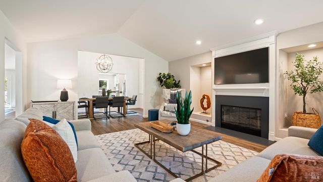 219 Burgundy Rd, Healdsburg, CA 95448