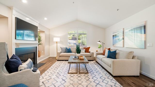 219 Burgundy Rd, Healdsburg, CA 95448