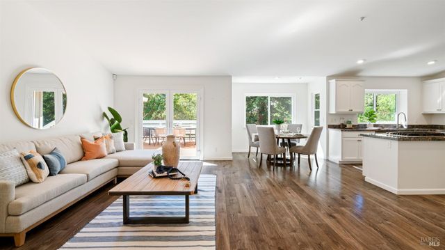 219 Burgundy Rd, Healdsburg, CA 95448