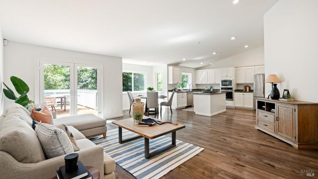 219 Burgundy Rd, Healdsburg, CA 95448