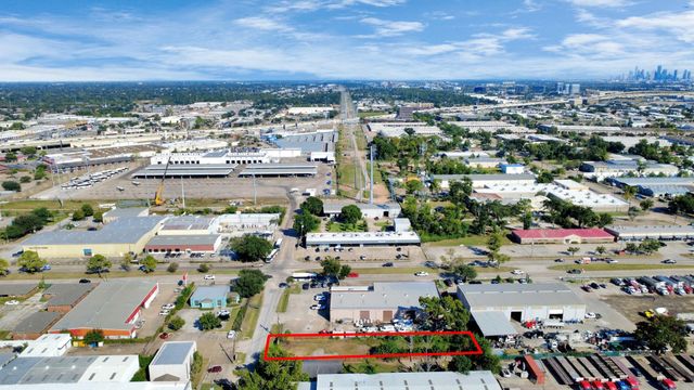 5717 Centralcrest St, Houston, TX 77092