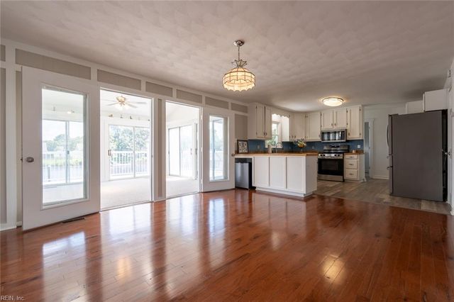 729 Wood Duck LN, Chesapeake, VA 23323