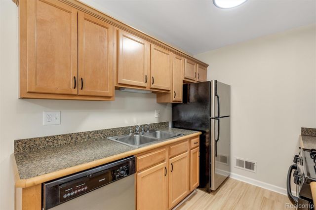 40526 Newport Drive, Plymouth Charter Township, MI 48170