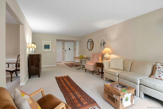 60 Foxwood Drive 2, Pleasantville, NY 10570