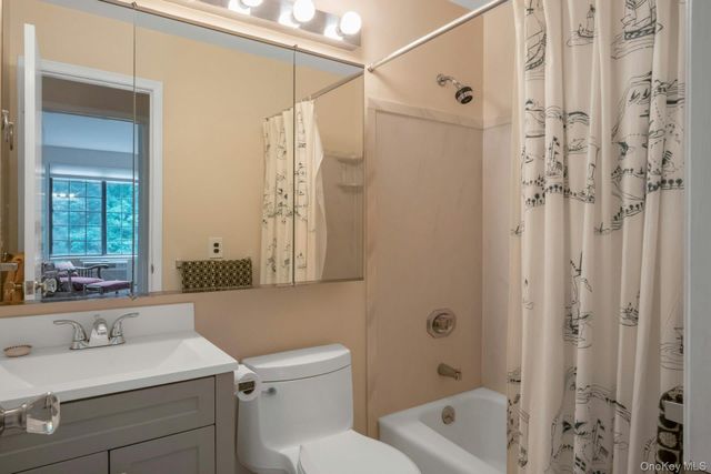 60 Foxwood Drive 2, Pleasantville, NY 10570