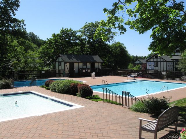 60 Foxwood Drive 2, Pleasantville, NY 10570