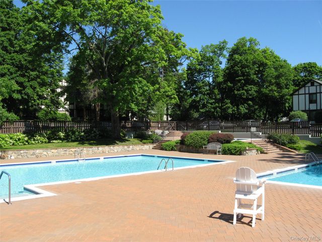 60 Foxwood Drive 2, Pleasantville, NY 10570