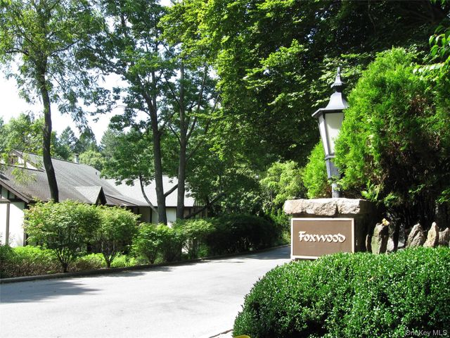 60 Foxwood Drive 2, Pleasantville, NY 10570