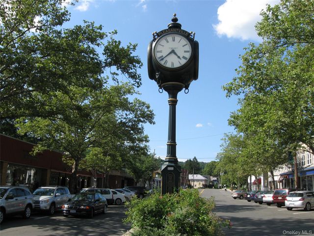 60 Foxwood Drive 2, Pleasantville, NY 10570