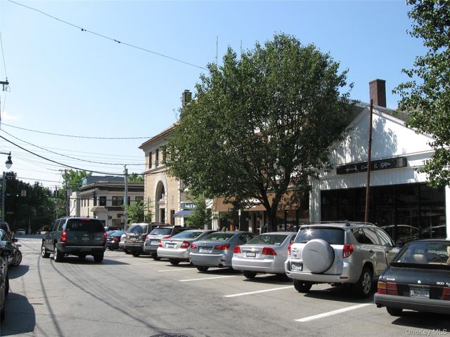 60 Foxwood Drive 2, Pleasantville, NY 10570