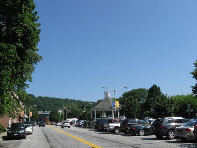 60 Foxwood Drive 2, Pleasantville, NY 10570