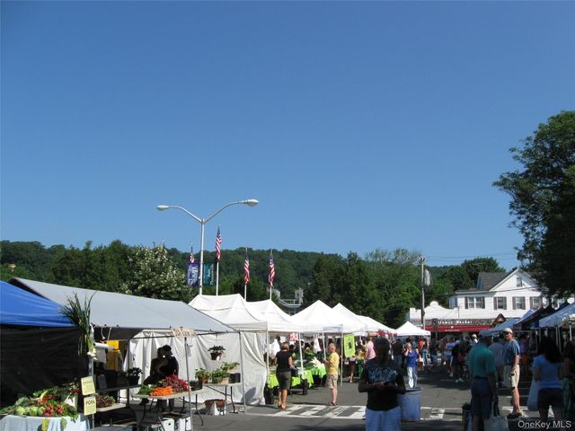 60 Foxwood Drive 2, Pleasantville, NY 10570