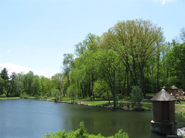 60 Foxwood Drive 2, Pleasantville, NY 10570