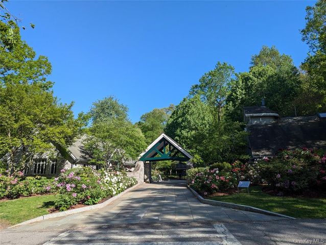 60 Foxwood Drive 2, Pleasantville, NY 10570