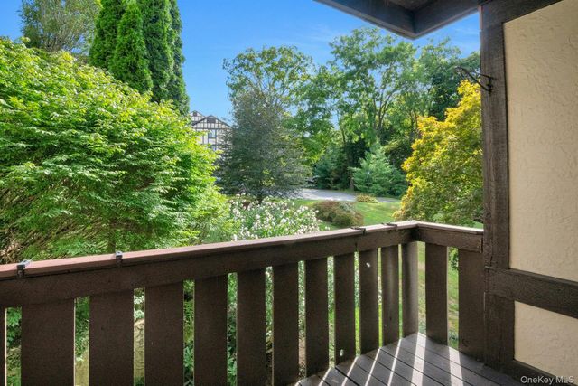 60 Foxwood Drive 2, Pleasantville, NY 10570