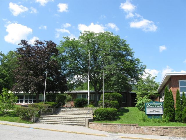 60 Foxwood Drive 2, Pleasantville, NY 10570