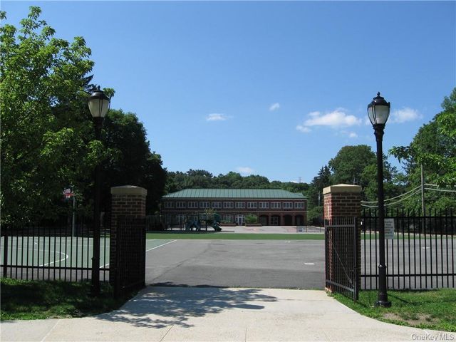 60 Foxwood Drive 2, Pleasantville, NY 10570