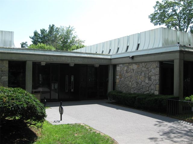 60 Foxwood Drive 2, Pleasantville, NY 10570