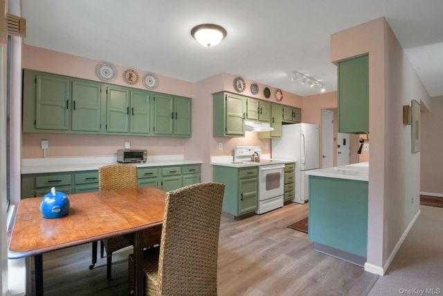 60 Foxwood Drive 2, Pleasantville, NY 10570