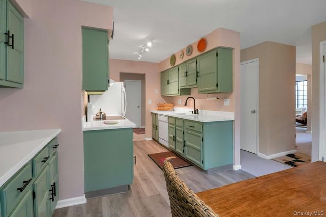 60 Foxwood Drive 2, Pleasantville, NY 10570