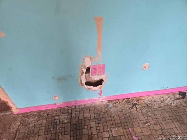 105 N Moss, Seguin, TX 78155