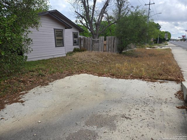 105 N Moss, Seguin, TX 78155