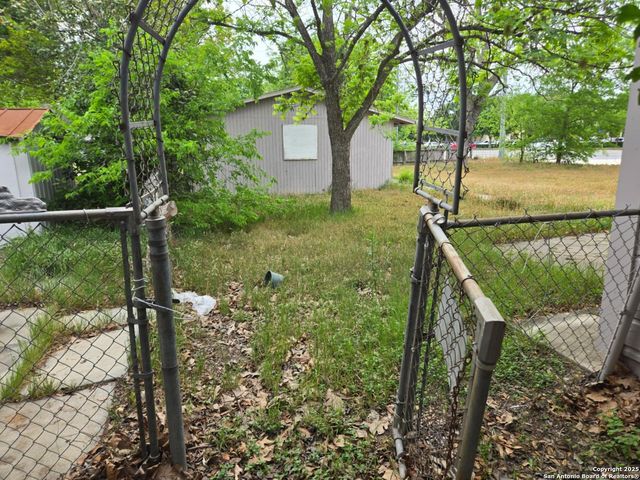 105 N Moss, Seguin, TX 78155