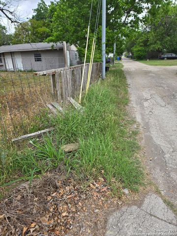 105 N Moss, Seguin, TX 78155