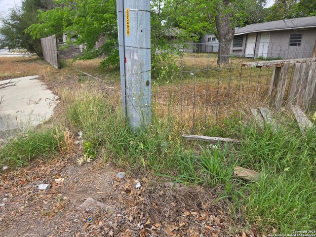 105 N Moss, Seguin, TX 78155