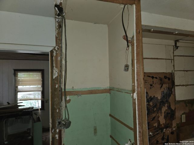 105 N Moss, Seguin, TX 78155