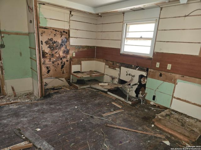 105 N Moss, Seguin, TX 78155