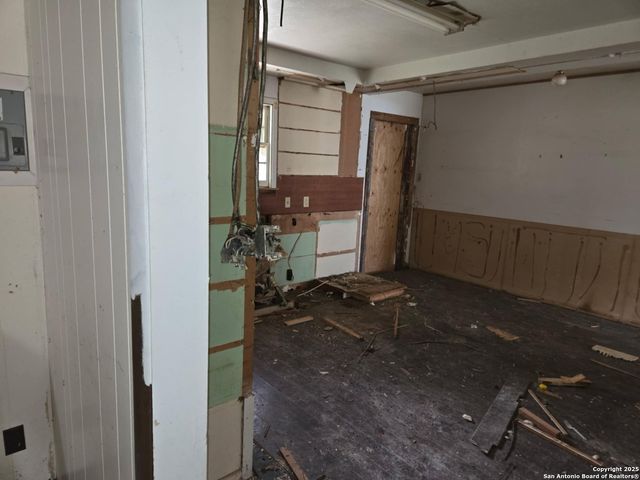 105 N Moss, Seguin, TX 78155