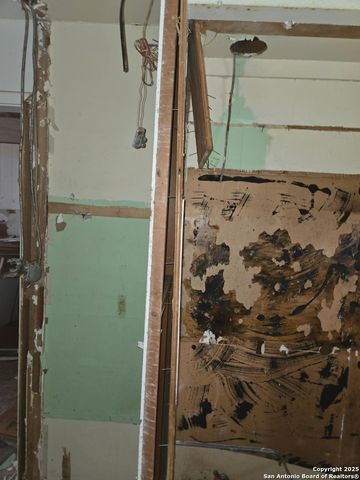 105 N Moss, Seguin, TX 78155