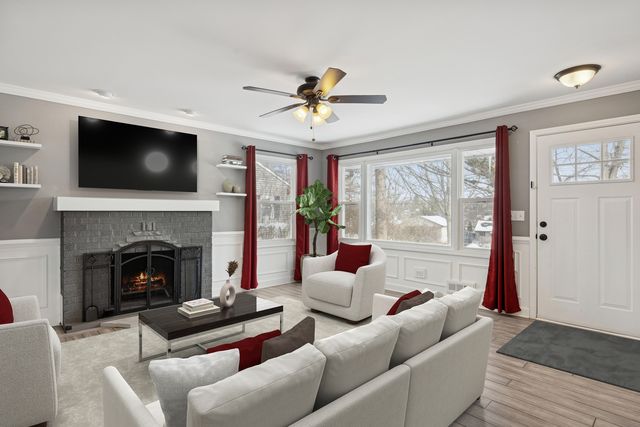 215 Indian Trail, Lake In The Hills, IL 60156